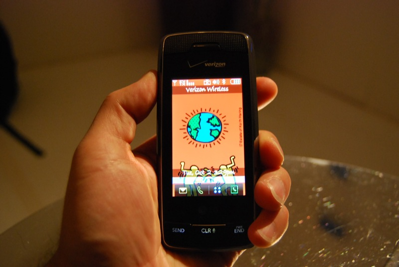 Illustration for article titled Verizon's LG VX10000 Voyager Revealed and Groped (with Gallery)